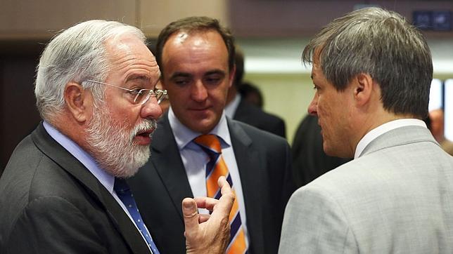 Arias Cañete confirma la subida del IVA compensatorio para «neutralizar» el incremento general