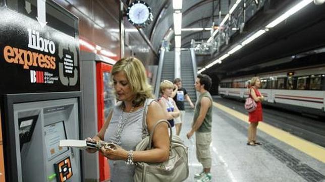 La única máquina que presta libros fuera de una librería cumple un año