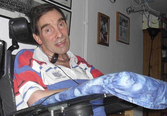 Fallece el británico con parálisis que abanderó la eutanasia en Reino Unido