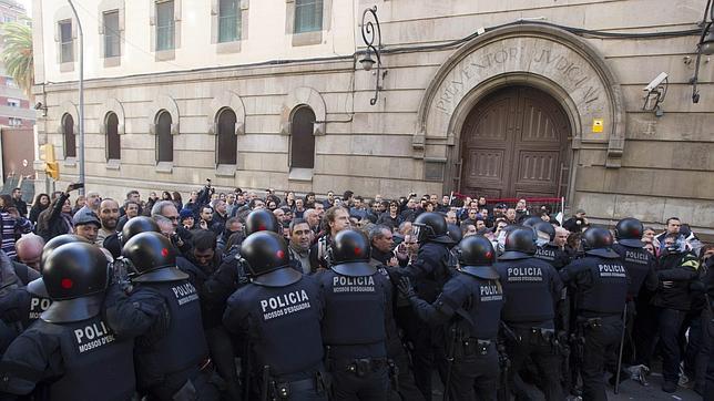 Un joven denuncia a tres Mossos d'Esquadra por una supuesta paliza tras una manifestación en la sede del PP