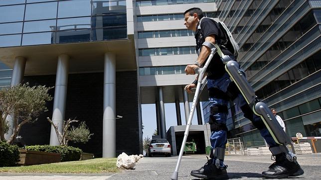 Una mujer británica utiliza por primera vez un exoesqueleto para uso diario