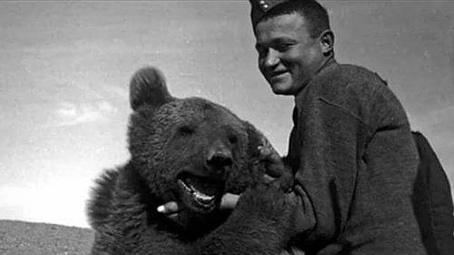 Wojtek, el oso que combatió contra los nazis. Autor: Imperial War Museum, 1942. Fuente: iwm.org.uk
