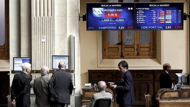 La prima de riesgo cae más de un 3% y el Ibex recupera los 7.800 puntos