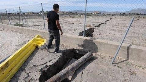 Aparece una grieta de 1,5 kilómetros en El Esparragal tras retirarse el agua
