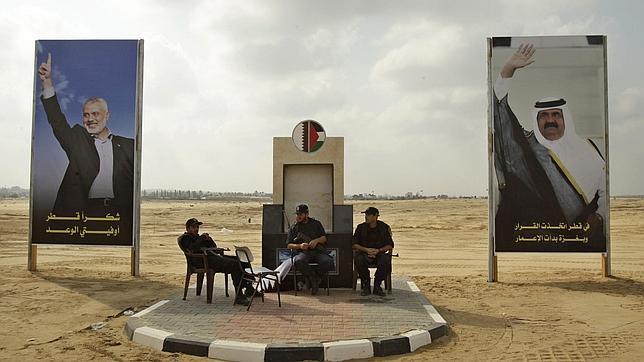 El emir de Qatar, primer jefe de Estado que visita Gaza desde que gobierna Hamás