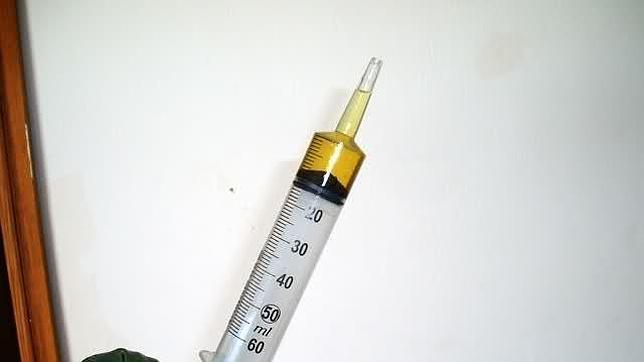 Le extirpan los genitales tras inyectarse aceite de oliva para tener el pene más grande