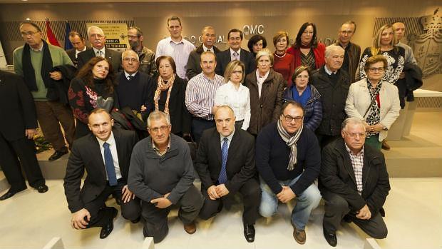 Foto de familia tras la presentación del libro con el presidente de la Diputación, José Entrena. RUIZ DE ALMODÓVAR