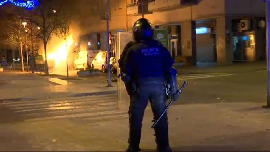 Escenas de violencia callejera en Terrassa (Barcelona) con los Mossos