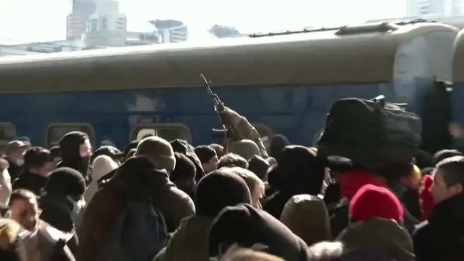 Miles de personas abarrotan las estaciones de tren en Kiev para escapar de  las tropas rusas