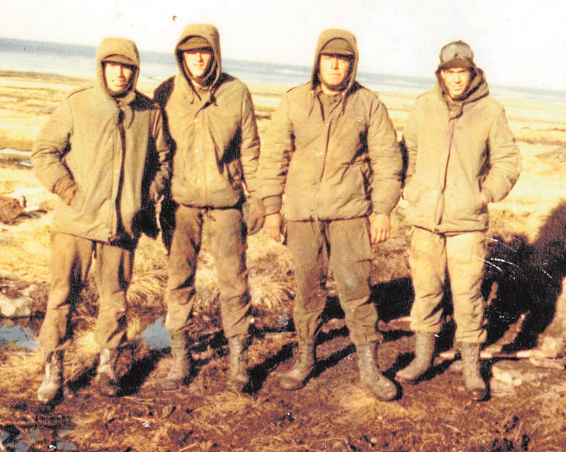 Un grupo de combatientes en Las Malvinas. 