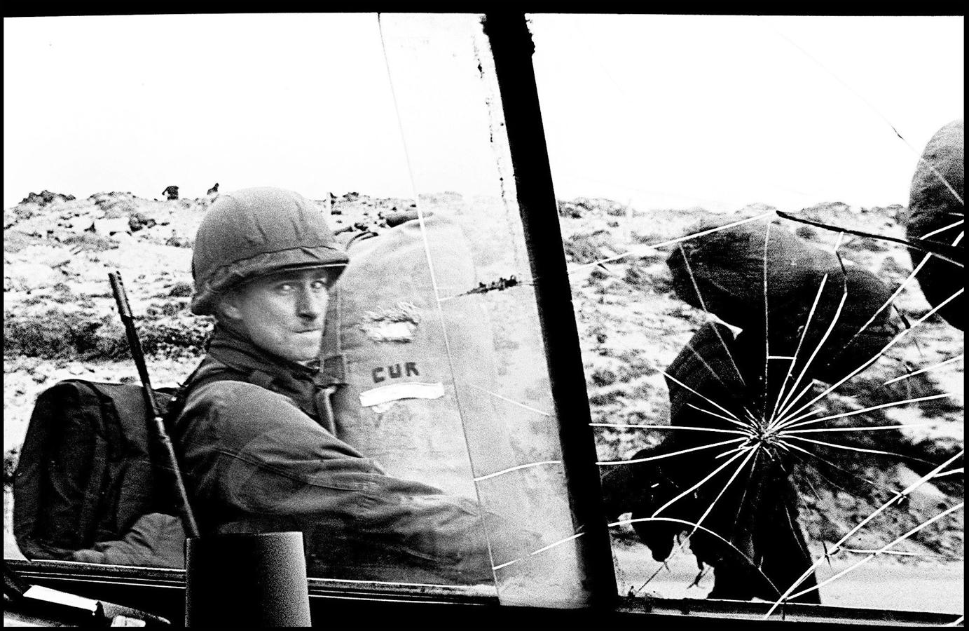 Imagen de un soldado argentino a través de la ventana de un vehículo militar cuando salía del aeropuerto con suministros, el 13 de abril de 1982. 
