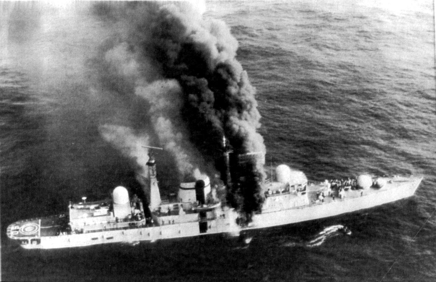 Incendio del destructor británico HMS Sheffield tras recibir el impacto de un misil Exocet lanzado por el ejército argentino. 