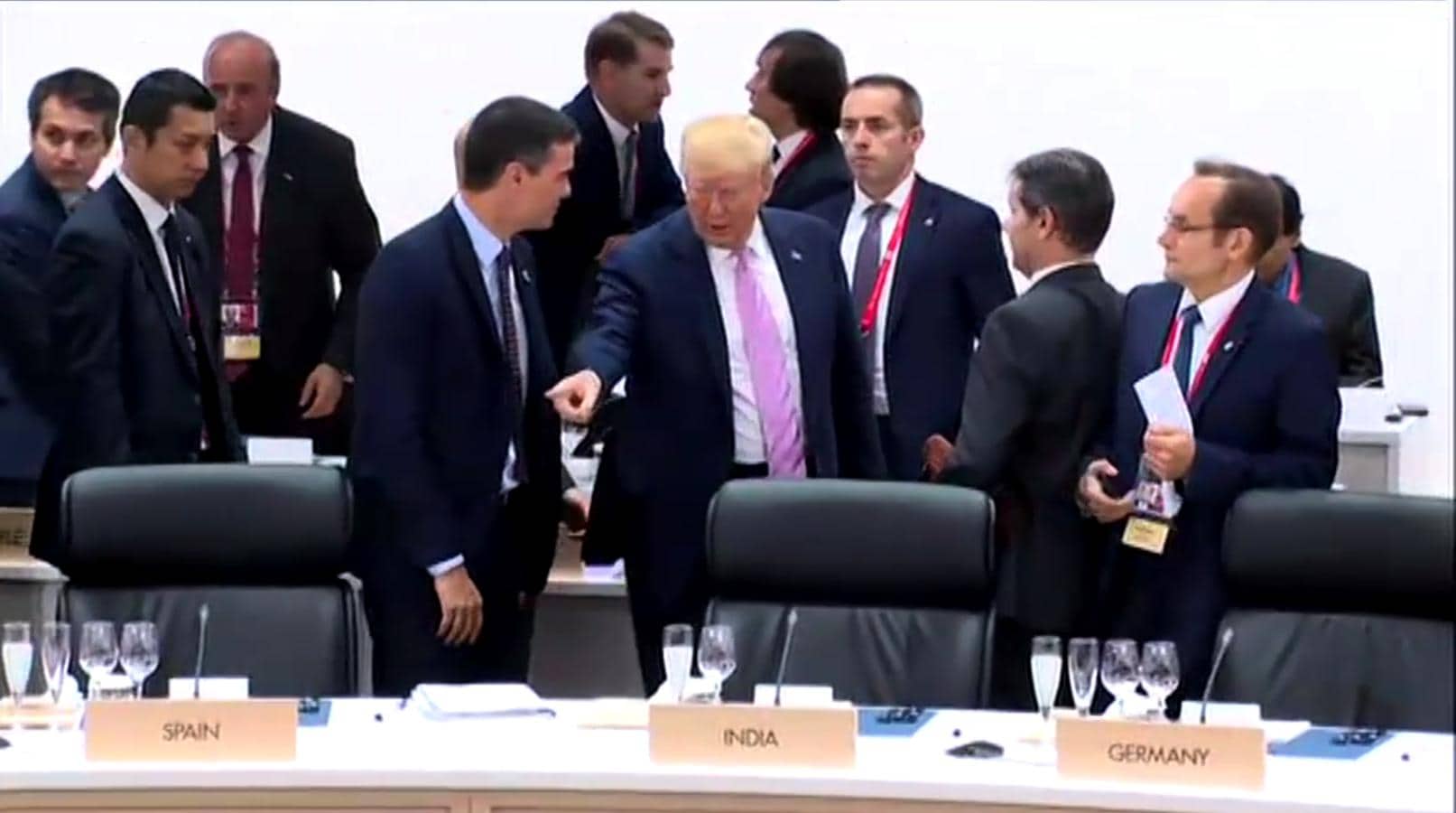 La cumbre del G-20 en Osaka ha dejado una imagen polÃ©mica: Dondald Trump seÃ±alando su asiento a Pedro SÃ¡nchez cuando este parecÃ­a querer iniciar una conversaciÃ³n.