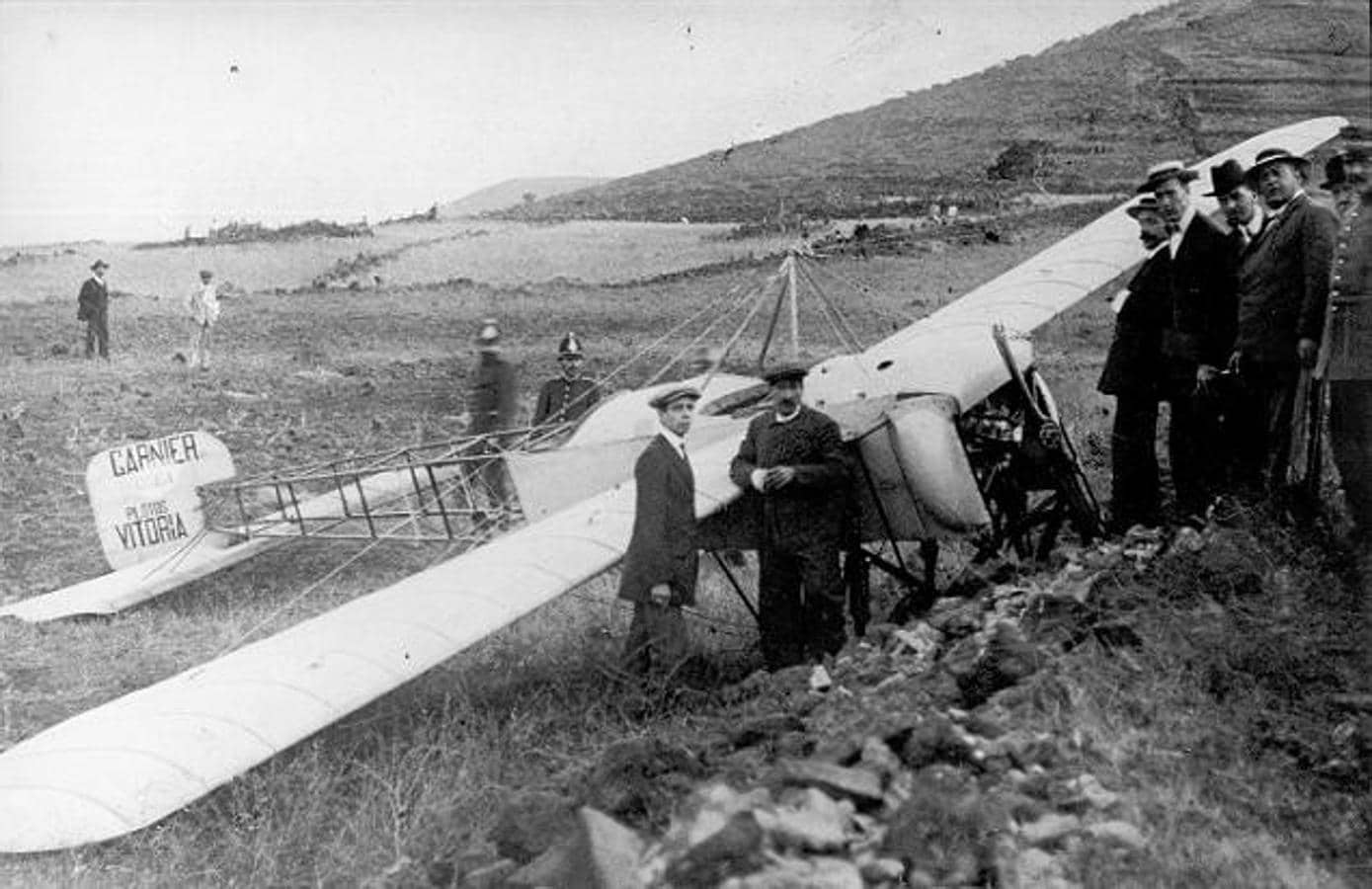 Avión de Garnier tras su vuelo de exhibición, el 10 de mayo de 1913. en Tenerife. El 23 de mayo acudiría a Toledo