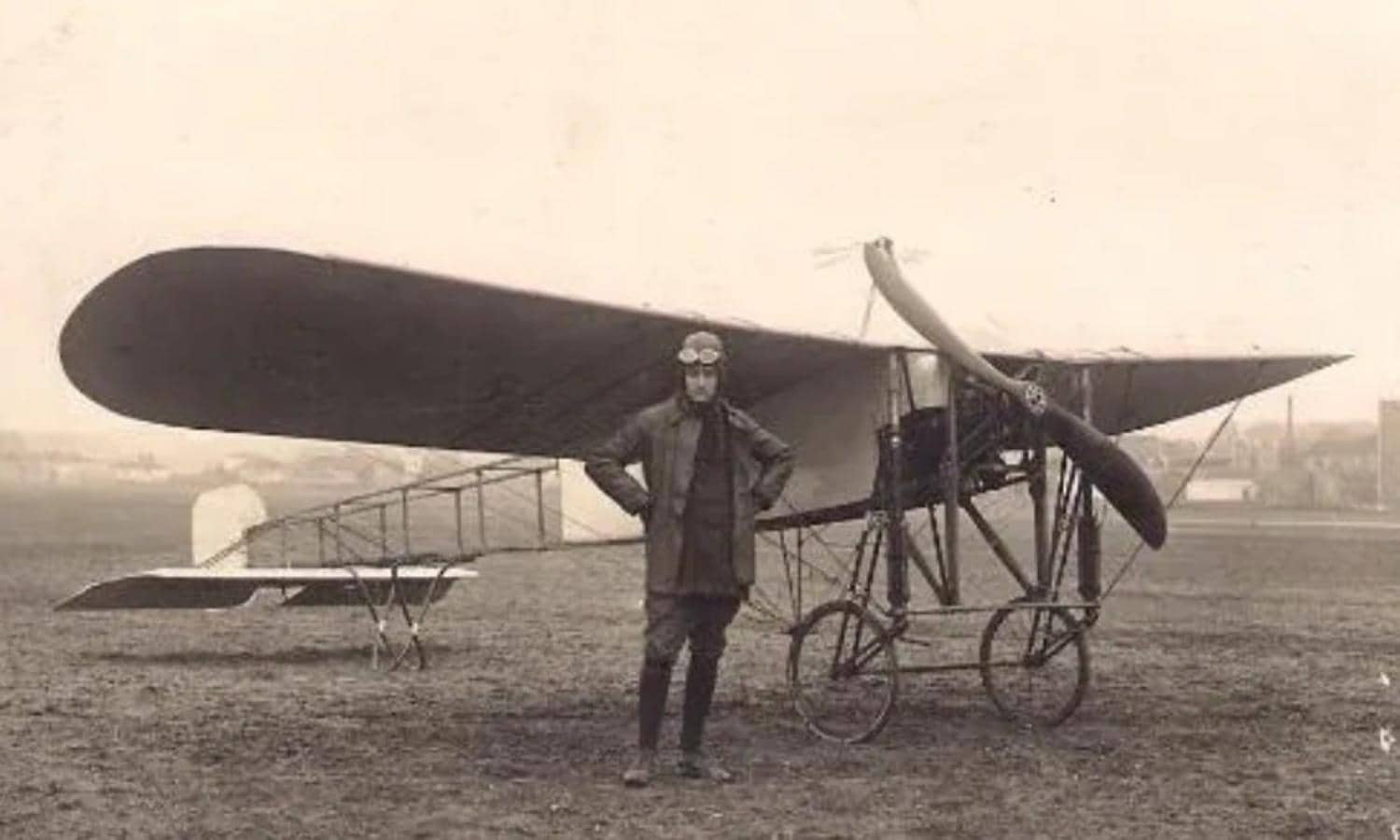 Postal francesa dedicada al aviador Henry Tixier (1887-1917) con su monoplano