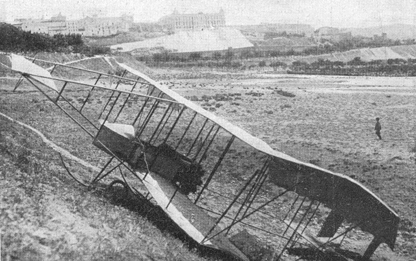 El biplano del teniente Antonio Espin volcado en un lateral del Polígono deTiro de Toledo, el 20 de mayo de 1913. El Mundo Militar (31 de mayo de 1913)