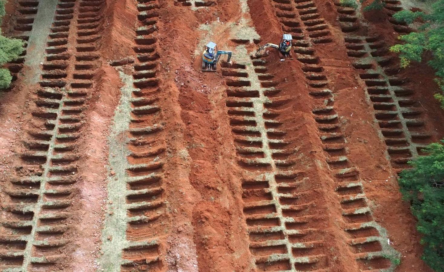Vista area desde un dron este lunes de las fosas que se abren en el cementerio de Vila Formosa durante la pandemia COVID-19 en la ciudad de Sao Paulo Brasil