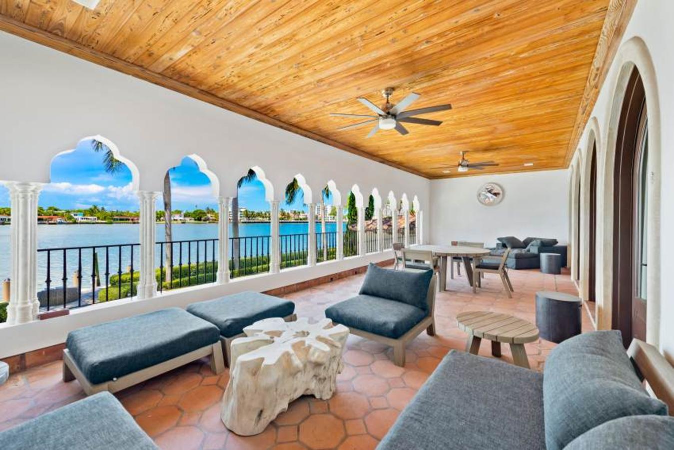 Nos colamos en la imponente mansión de Cher en Miami