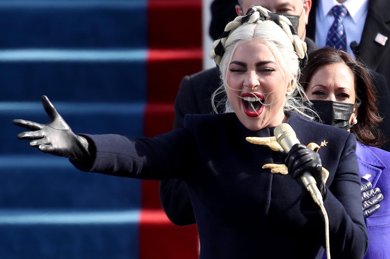 Lady Gaga canta en la toma de investidura