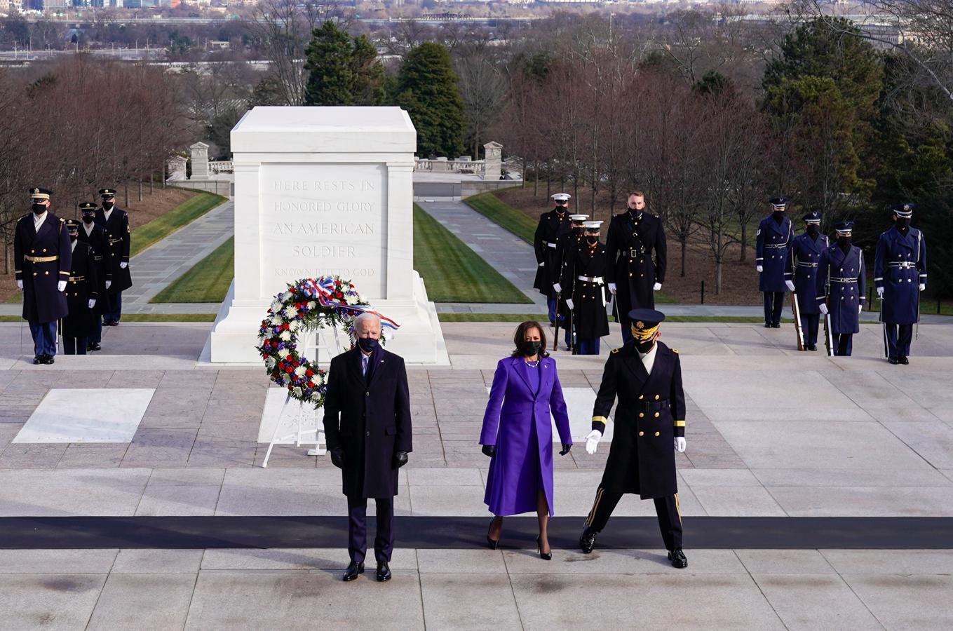 Biden y Harris en la ofrenda floral en Arlington