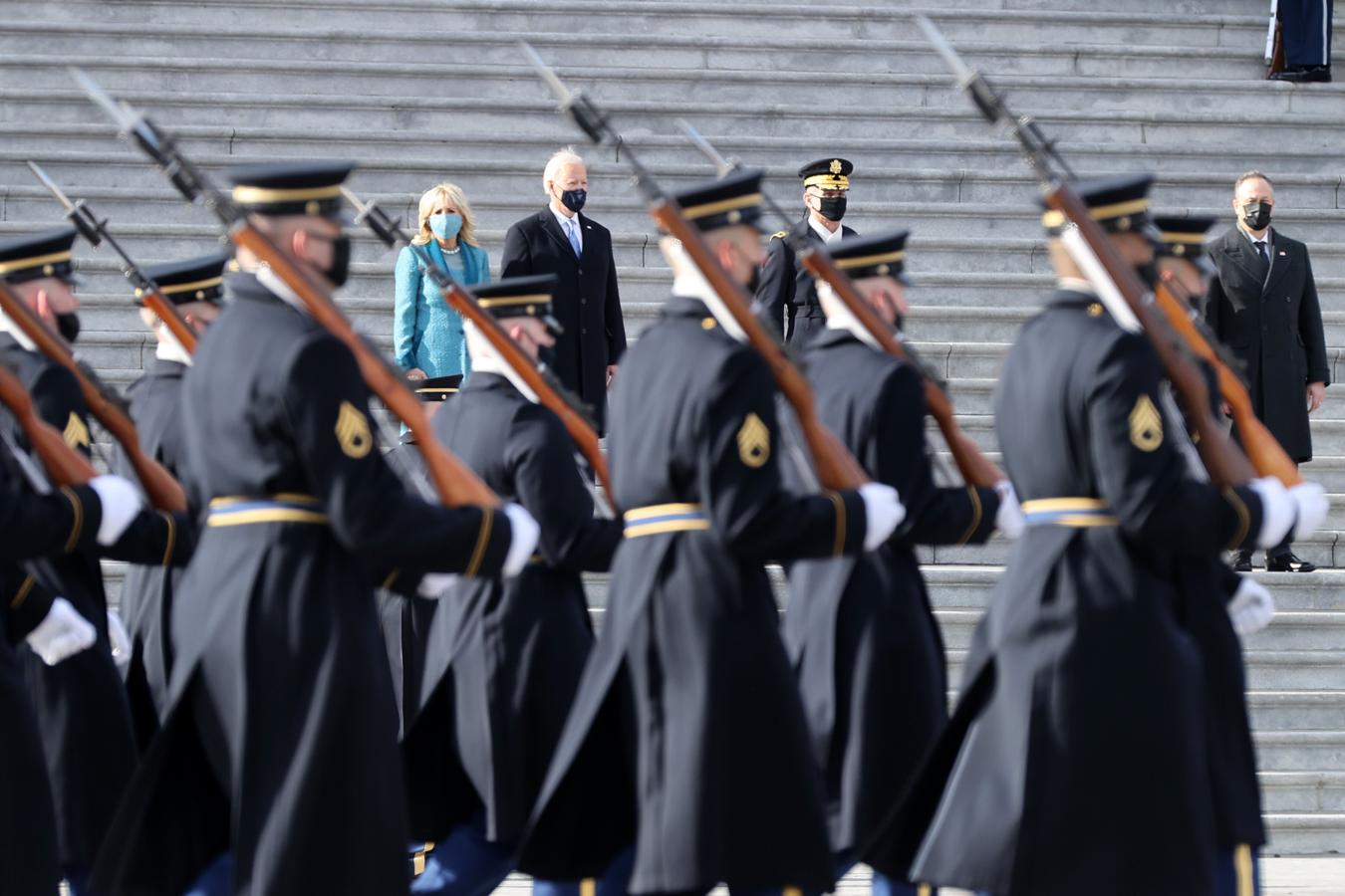 Los Biden, durante la revista militar a las afueras del Capitolio