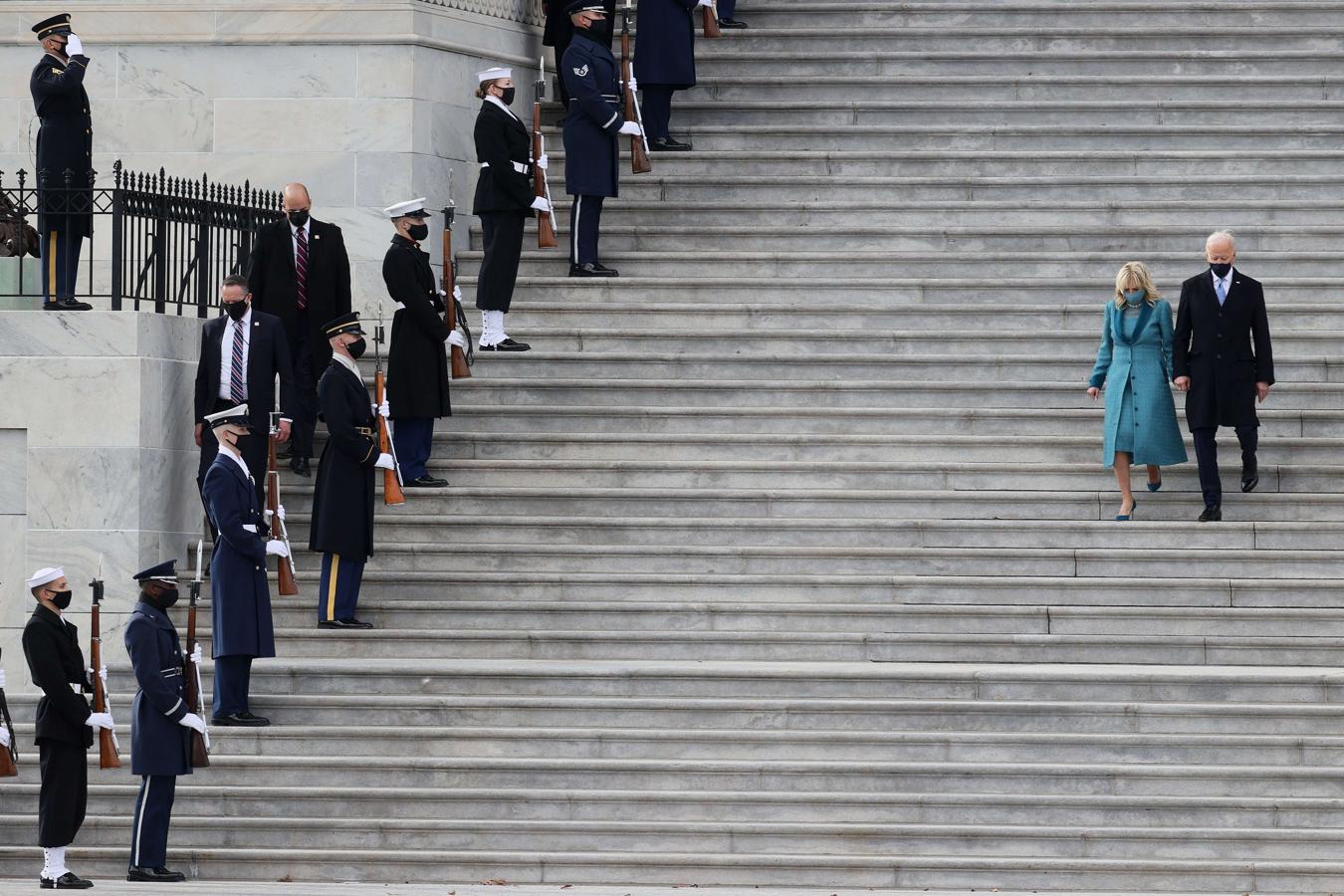 Los Biden descienden las escaleras del Capitolio