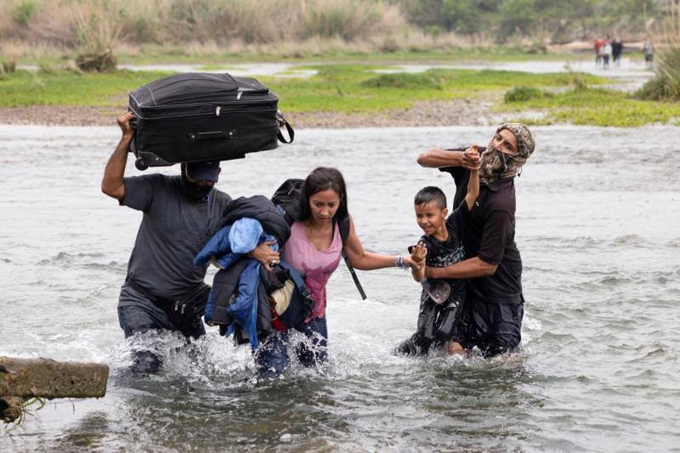 A punto de cruzar el río, un joven tiene que ayudar a una familia