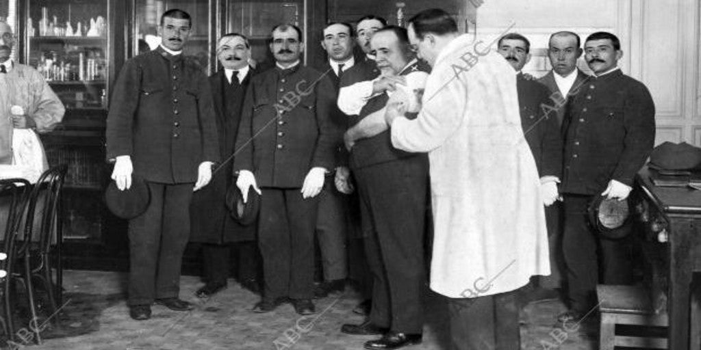 Coronavirus: Las medidas de Madrid ante la gripe española de 1918: aislamiento y desinfección con hipoclorito de cal - Archivo ABC