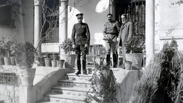 En el estudio de Sorolla, en Madrid. S.M. el Rey D. Alfonso XIII al salir del estudio del insigne pintor don Joaquín Sorolla acompañado del general Fernández Silvestre