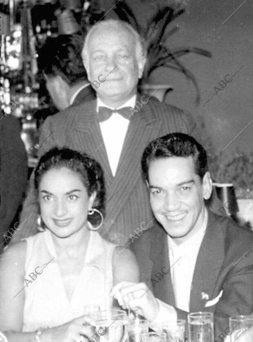Cantinflas junto a Lola Flores y Palmita, un ilustre personaje de la época