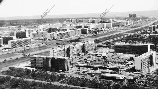 Vista aérea de Brasilia días antes de su inauguración