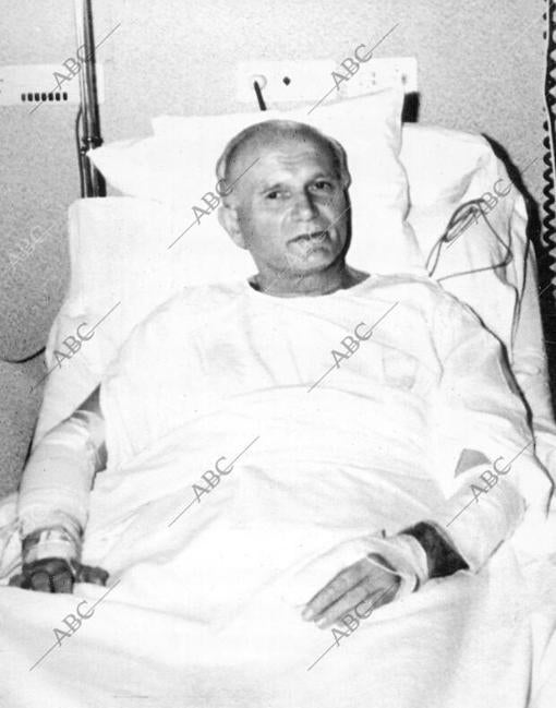 Juan Pablo II, convaleciente después del atentado sufrido en la plaza de San Pedro