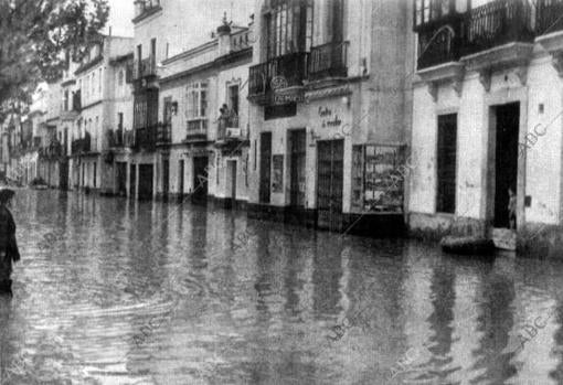 Una calle de Sevilla inundada por la riada
