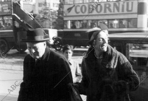 Winston Churchill, acompañado de su esposa, a su llegada a un hotel de Barcelona