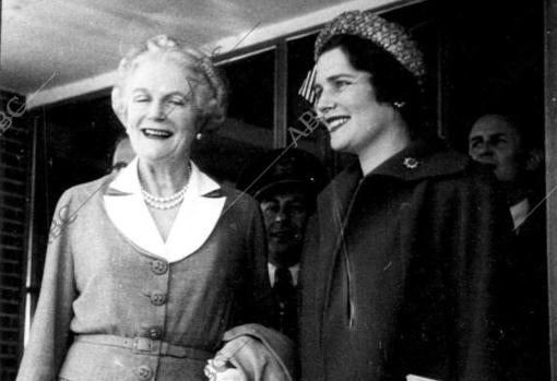 La esposa e hija de Churchill, doña Clementina Hozier y la señora de Cristopher Sonmes a su llegada al aeropuerto de Barajas en 1950