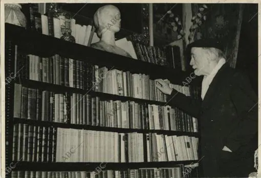 Pio Baroja mira su biblioteca