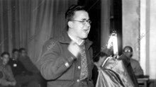 Santiago Carrillo dando un discurso de las Juventudes Socialistas Unificadas, en 1936, con 21 años de edad