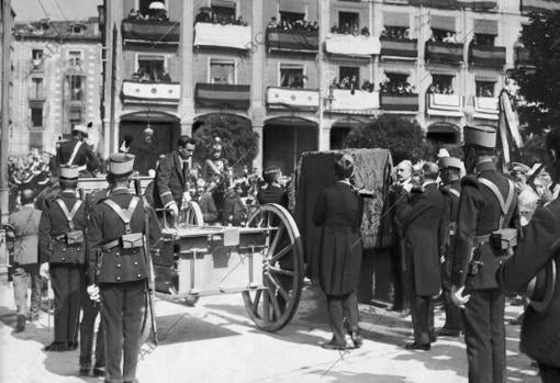 Burgos, los Restos del Cid: solemne momento en el que Fue Depositada en el armón de artillería la urna que Contiene los Restos del Cid