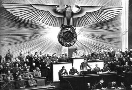 Hitler, desde la tribuna del Reichstag