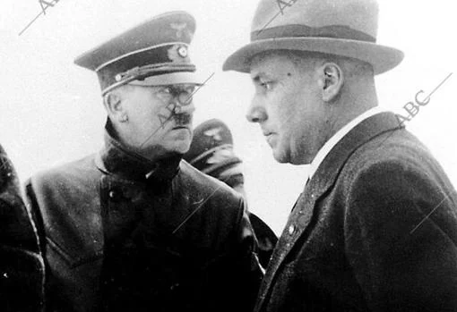 Adolf Hitler con Martin Bormann