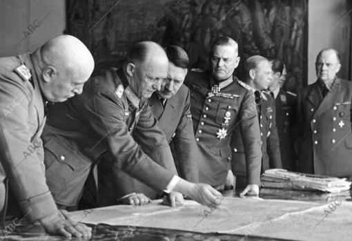Hitler y Mussolini durante una conferencia sobre el mapa