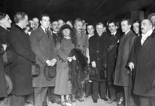 Albert Einstein, en la estación de Mediodía a su llegada a Madrid
