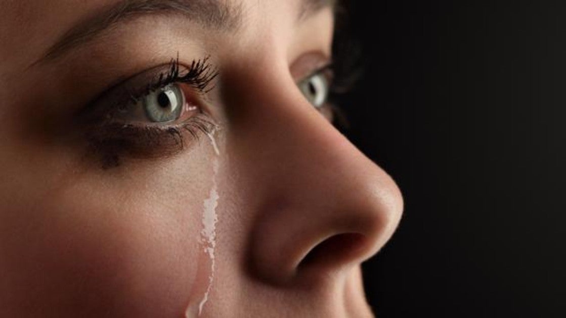 mujer con emociones de tristeza