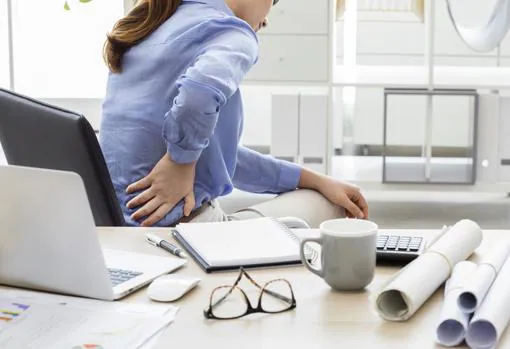Sentarse incorrectamente es una de las causas del dolor de espalda