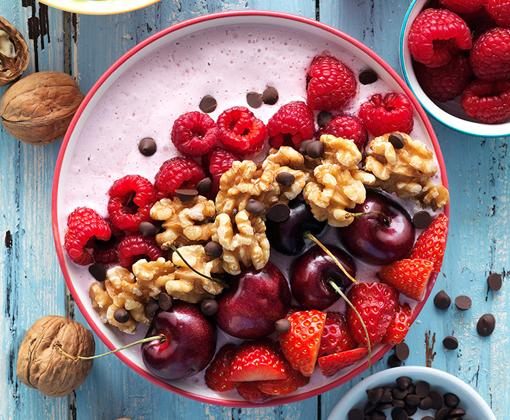 Smoothie bol de cheesecake de frutos rojos y nueces