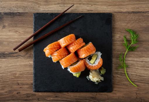 Sushi de salmón.