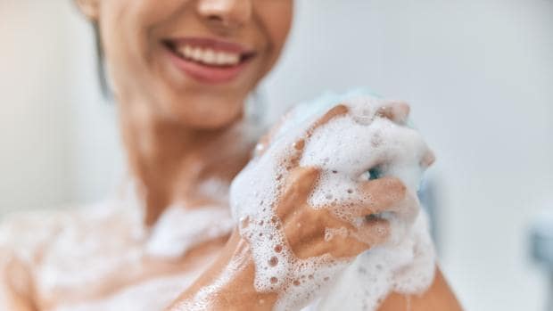 Es bueno para nuestra utilizar esponja en la ducha?