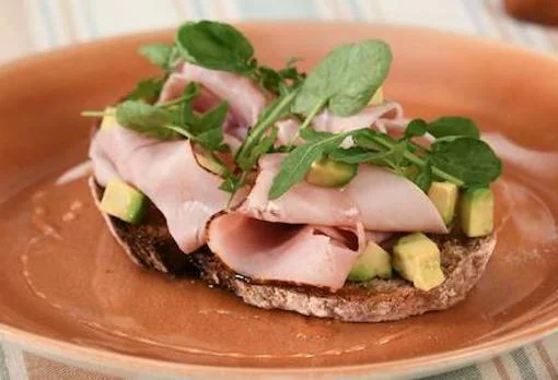 Tosta integral de jamón ahumado, aguacate y miel