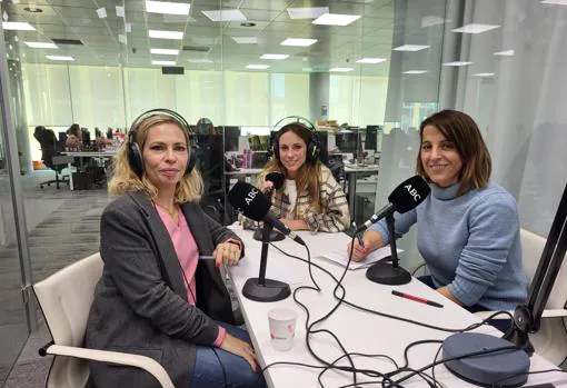 The journalists Laura Pintos and Raquel Alcolea, during the recording of the podcast "Abecedario del Bienestar"  with Blanca García-Orea Haro, @blancanutri.