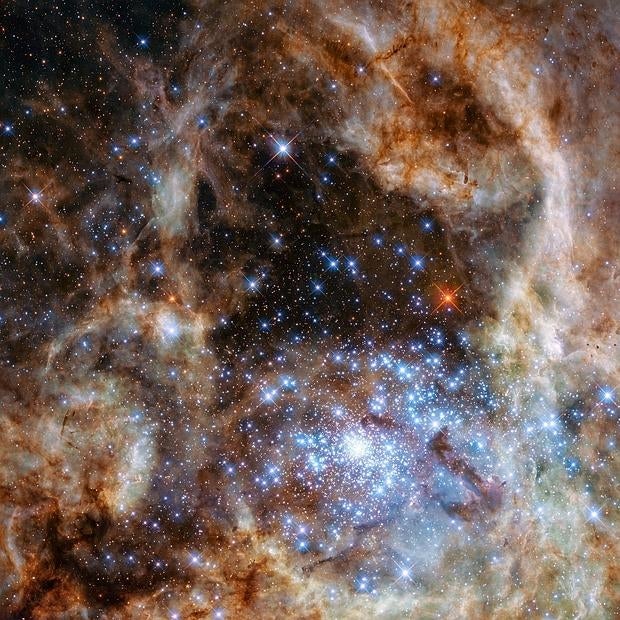 La región central de la nebulosa de la Tarántula en la Gran Nube de Magallanes. El cúmulo de estrellas R136 joven y denso se puede ver en la parte inferior derecha de la imagen